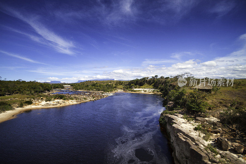 乌鲁阿尼河与阿皮纳瀑布。ku基南和Roraima tepuys。